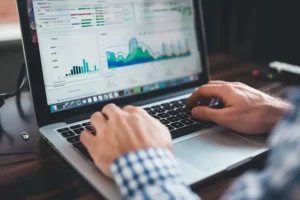 Homme analysant le taux de rebond de son site web